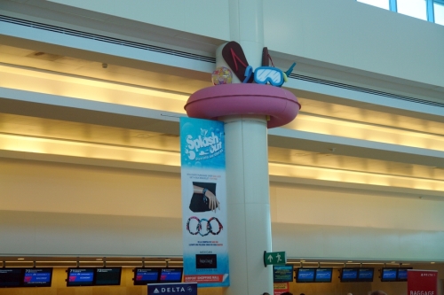 Креативная реклама на тему отдыха в аэропорту Мексики в г. Канкун