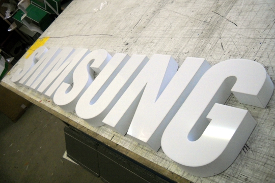 Объёмные буквы на светодиодах &laquo;SAMSUNG&raquo;