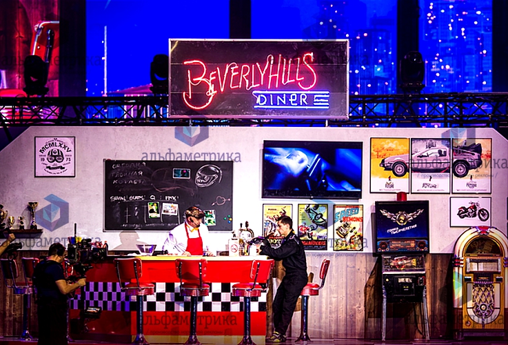 Вывеска представляет из себя надпись «Beverly hills diner» выполненную из неоновых трубок. 