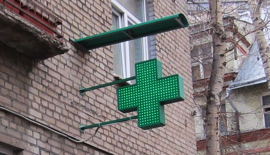 аптечный крест из светодиодов с козырьком от снега