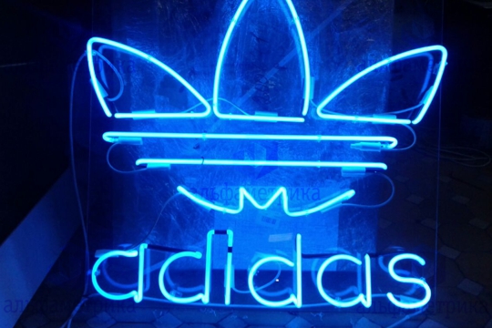 Неоновый логотип adidas