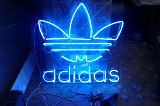 Неоновый логотип adidas