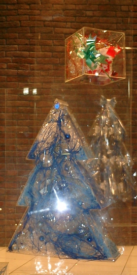 Праздничное оформление витрины магазина одежды в Москве