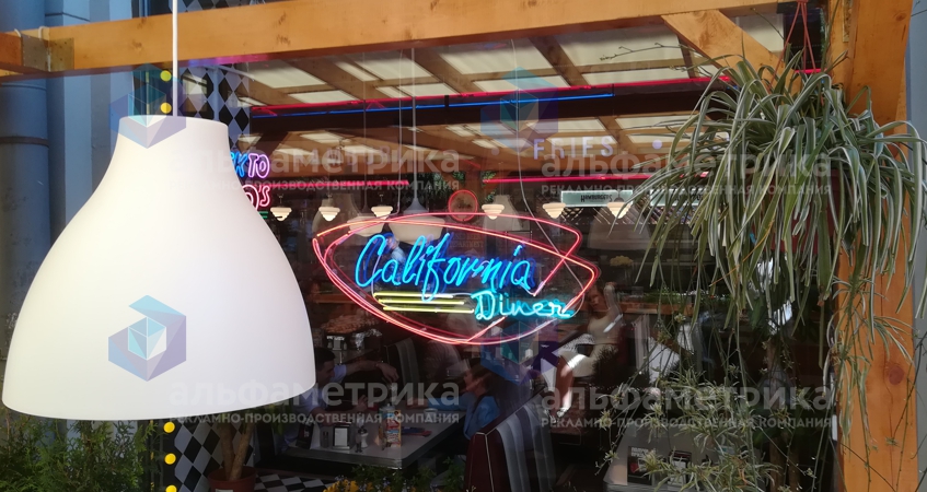 Неоновые вывески для California Diner на Арбате, фото
