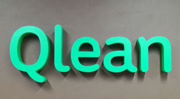 Офисная вывеска с логотипом Qlean