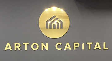 Золотые буквы на стене для Arton Capital 