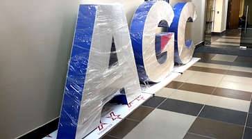Рекламные напольные буквы для офиса компании AGC