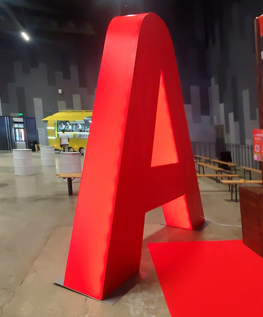 Большие световые буквы для оформления стенда Альфа-Банка, фото