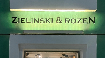 Вывеска парфюмерного магазина Zielinski & Rozen в г. Ярославль