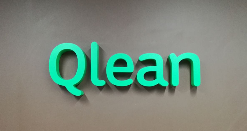 Офисная вывеска с логотипом Qlean