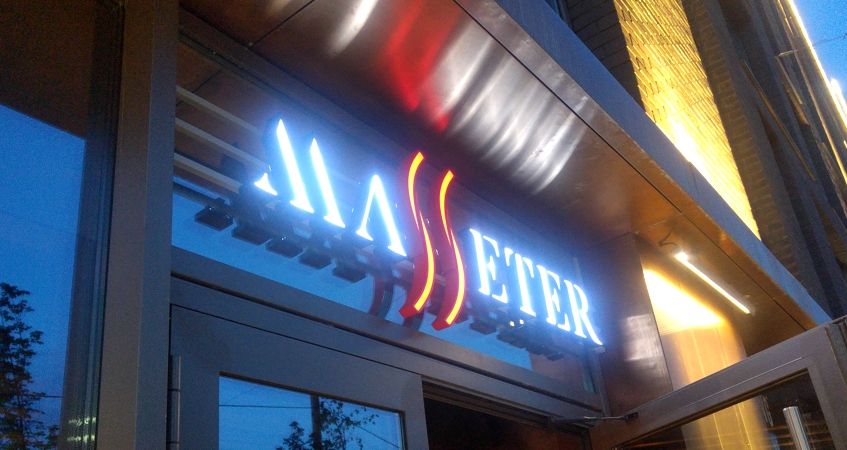 Вывеска ресторана Masseter в ЖК Loftec