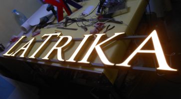 Буквы с бортами из нержавейки для магазина женской одежды LaTrika