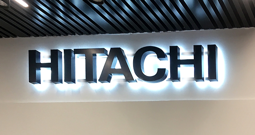 Вывеска HITACHI из нержавеющей стали с окраской по RAL