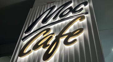 Вывеска из золотой шлифованной нержавейки MocCafe