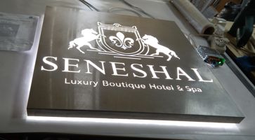Вывеска Hotel & Spa Sheneshal