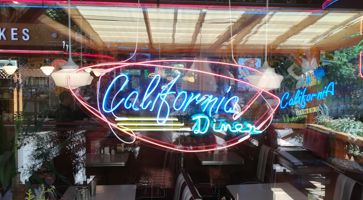 Неоновые вывески для California Diner на Арбате