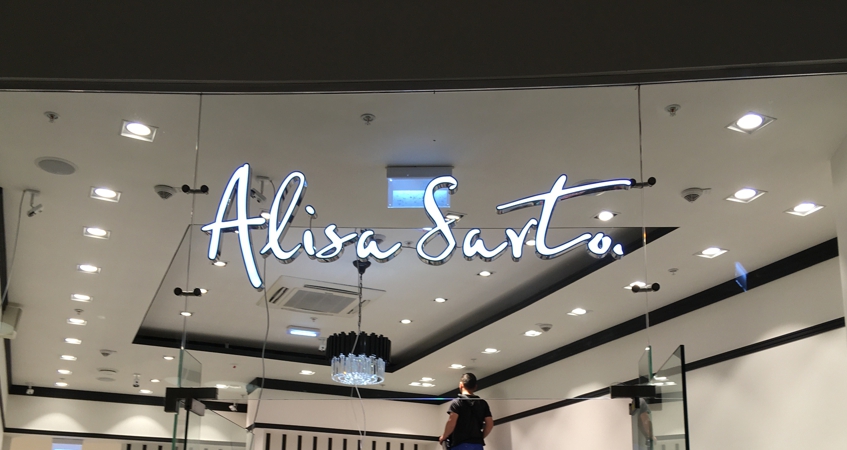 Вывеска женской дизайнерской одежды Alisa Sarto на стекло в ТРЦ АВИАПАРК