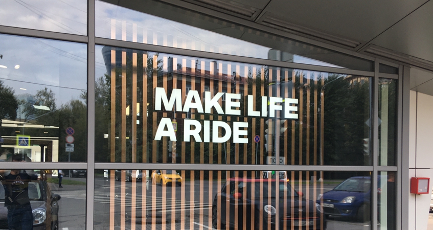 Световые буквы MAKE LIFE A RIDE для дилера BMW