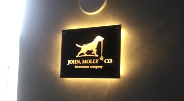 Световая интерьерная табличка для John Molly & Co