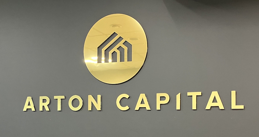 Золотые буквы на стене для Arton Capital , фото