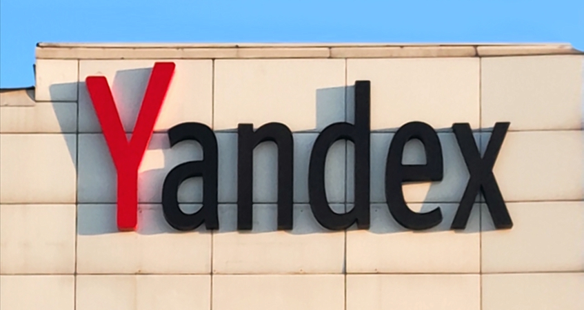 Вывеска компании Yandex на здание