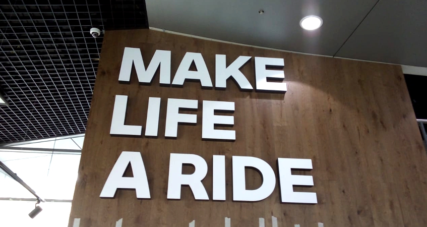 Вывеска MAKE LIFE A RIDE для официального дилера BMW АВТОДОМ