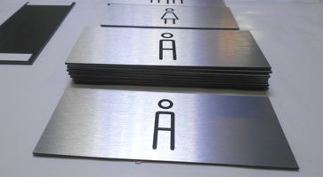 Таблички с пиктограммой туалет под металл по индивидуальным размерам