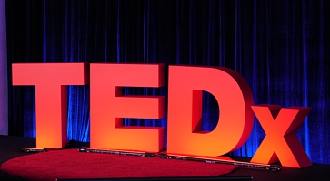 Большие объемные буквы для оформления конференции «TEDx»