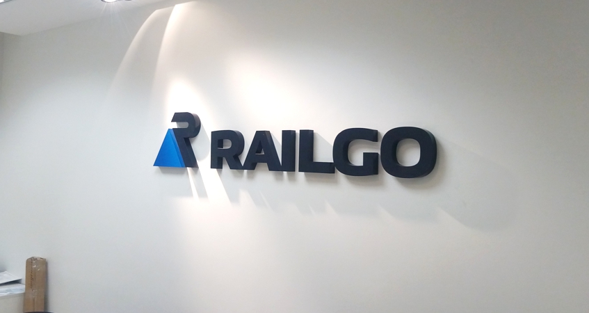 Вывеска транспортно-экспедиторской компании RAILGO