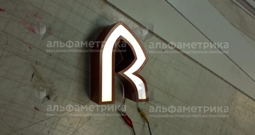 Буквы из металла на деревянной подложке, фото