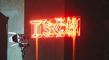 Неоновый логотип «TSCH» 