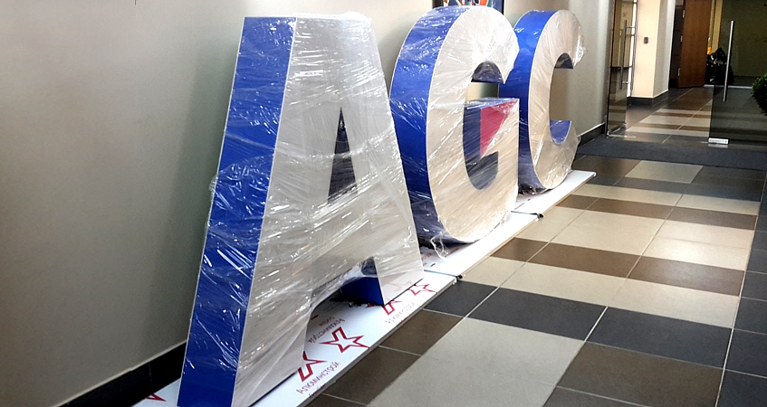 Рекламные напольные буквы для офиса компании AGC