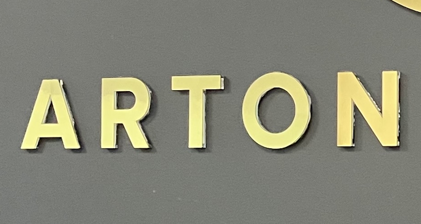 Золотые буквы на стене для Arton Capital , фото