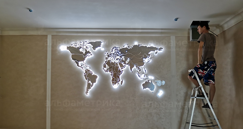 Карта мира с подсветкой на стену из металла, фото