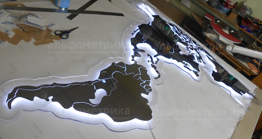 Карта мира с подсветкой на стену из металла, фото