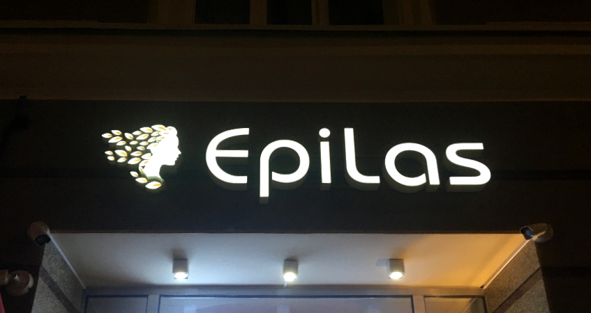 Вывеска клиники «Epilas» на Лесной улице