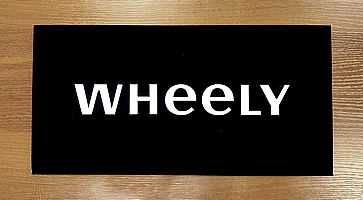Табличка на дверь с логотипом Wheely