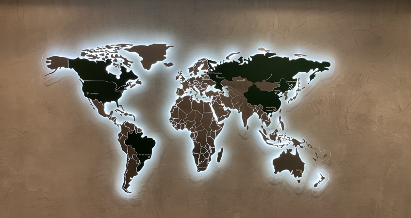 Карта мира с магнитами, фото